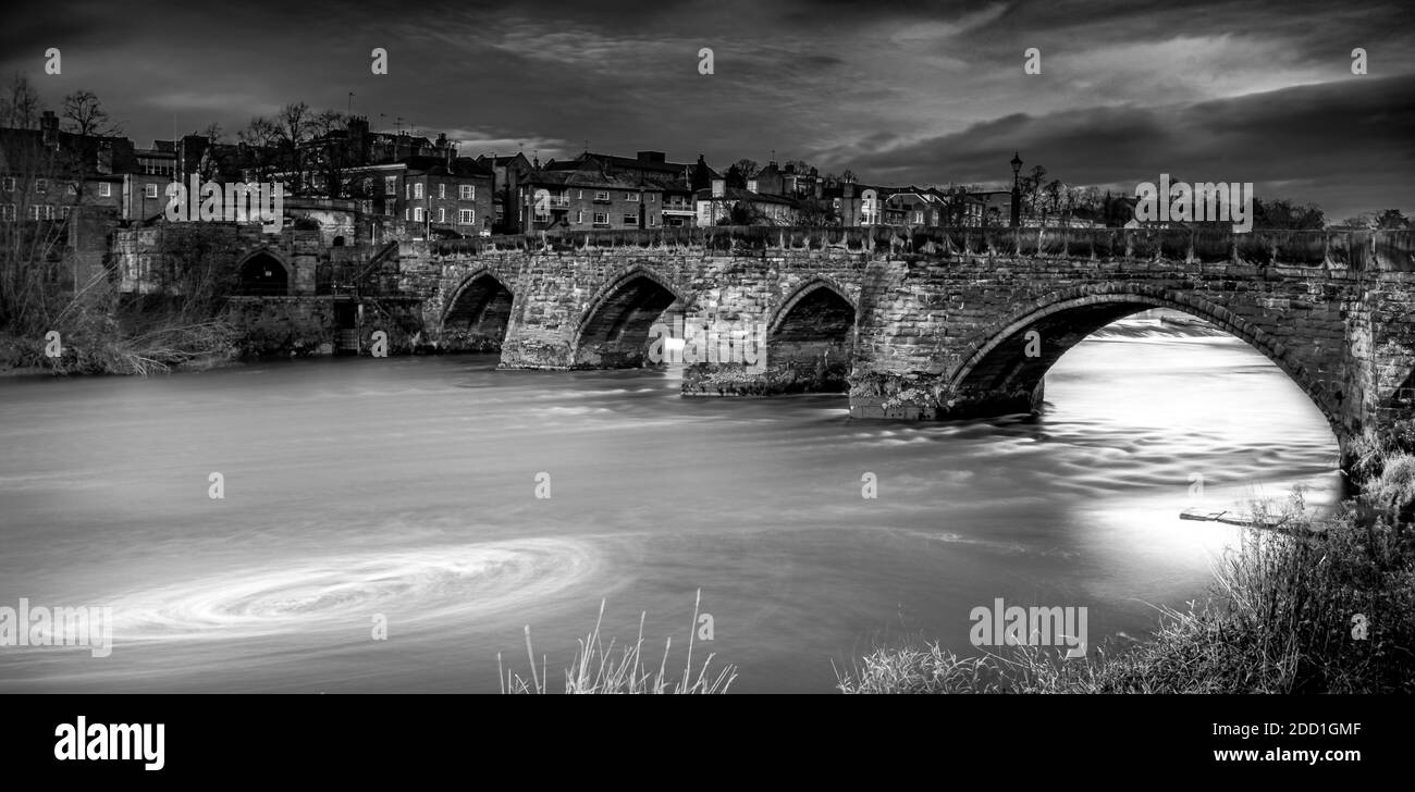 Vista del fiume Dee e il Ponte Vecchio Dee a Chester, Cheshire, Bianco e nero, lunga esposizione Foto Stock
