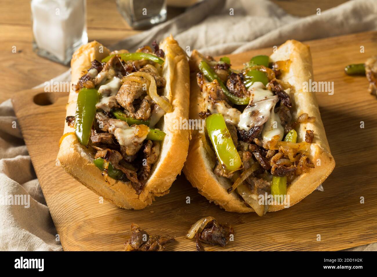 Paninoteca Philly Cheesesteak fatta in casa con peperoni e manzo Foto Stock