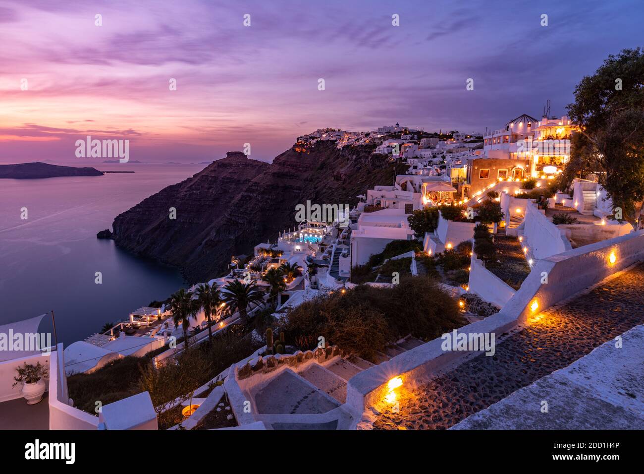 Fantastica vista serale sull'isola di Santorini. Pittoresco tramonto di primavera sulla famosa località turistica vista Fira, Grecia, Europa. Concetto di viaggio di fondo. Tramonto Foto Stock