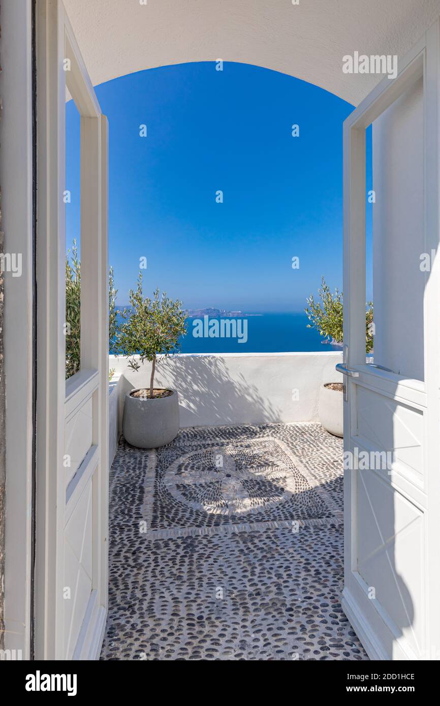 Un fantastico sfondo di viaggio, il paesaggio urbano di Santorini. Porta o cancello bianco con scale e architettura bianca sotto il cielo blu. Idilliaca vacanza estiva Foto Stock
