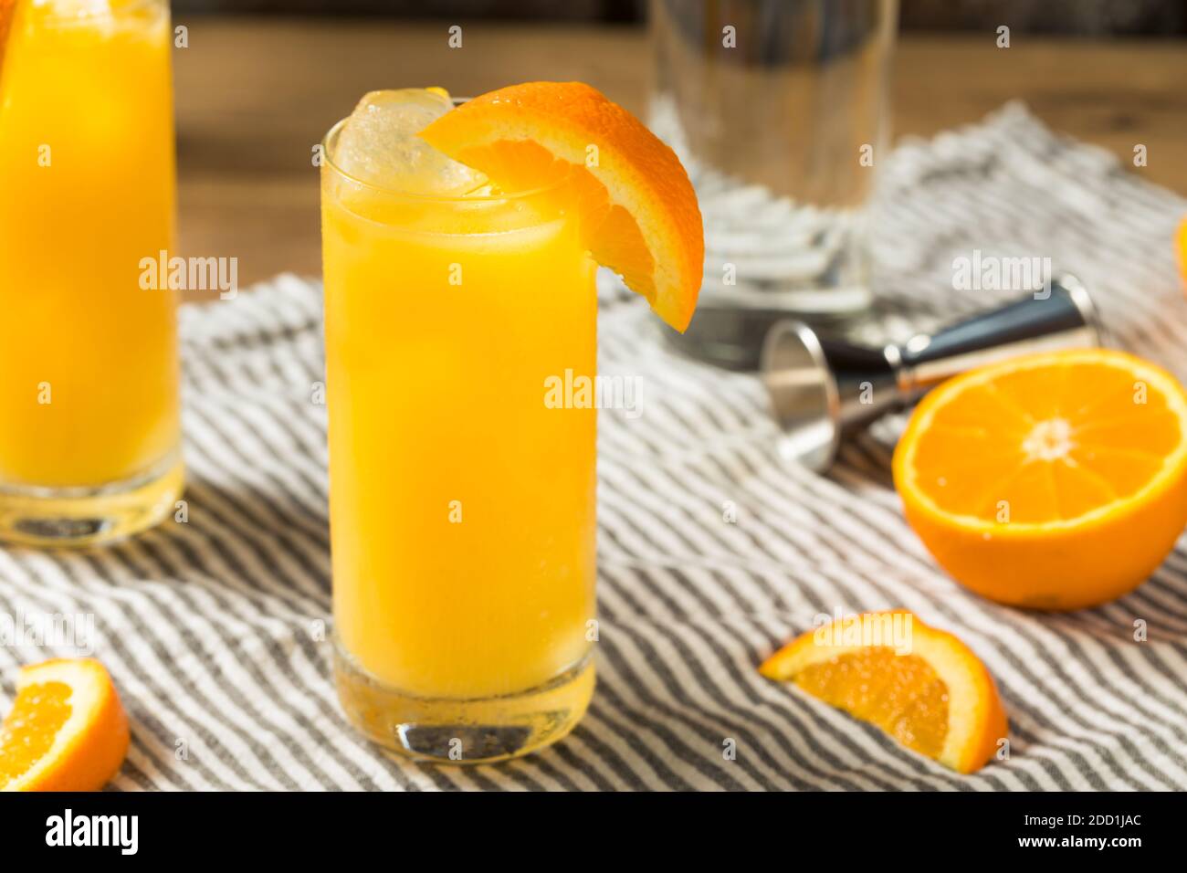 Cocktail boozy rinfrescante per cacciavite Vodka con succo d'arancia Foto  stock - Alamy