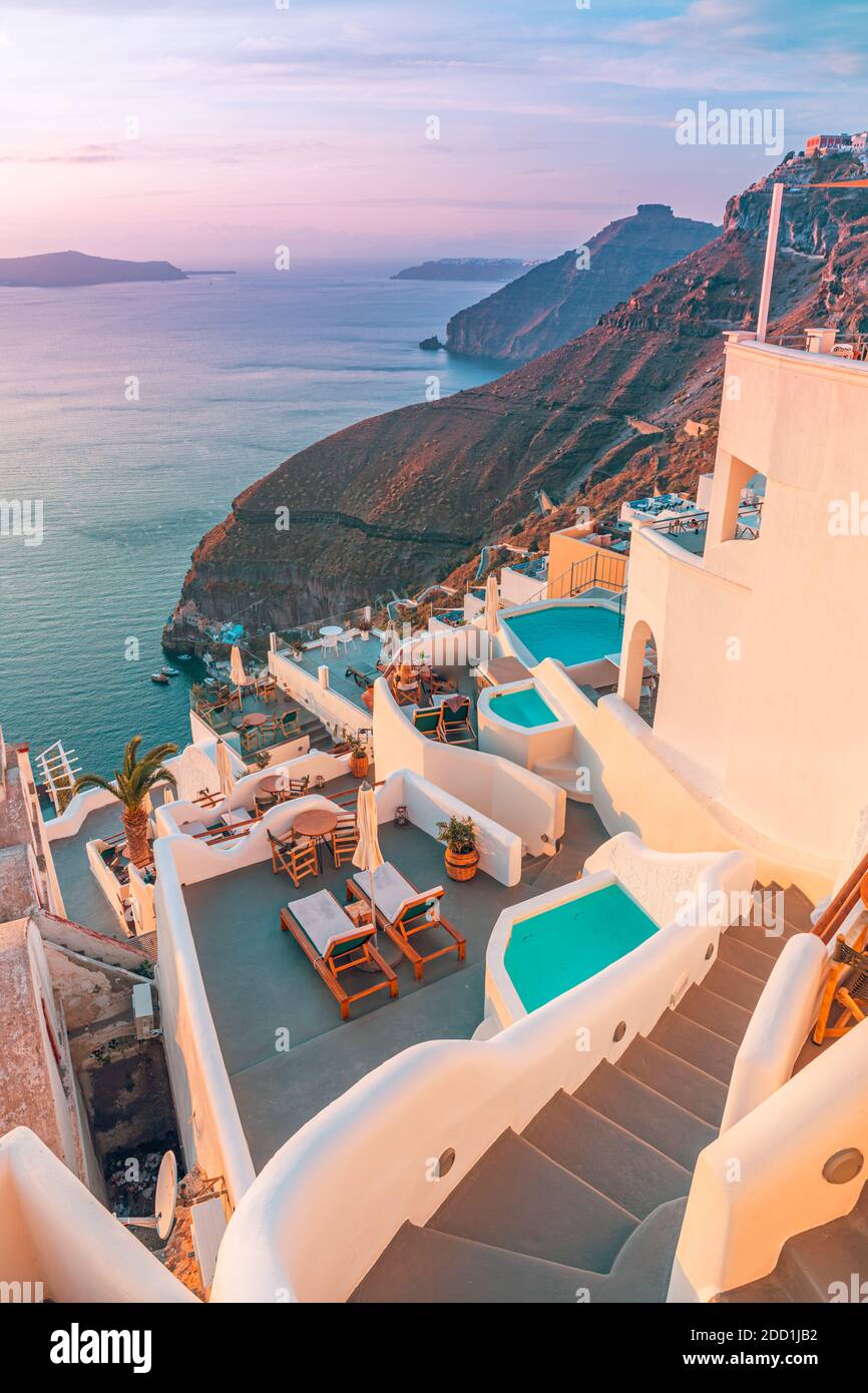 Fantastica vista serale sull'isola di Santorini. Pittoresco tramonto estivo sulla vista famosa, Grecia, Europa. Concetto di viaggio di fondo. Paesaggio tramonto Foto Stock