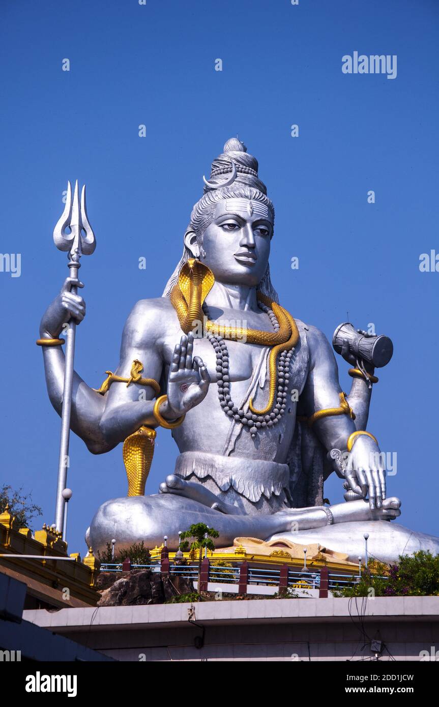 Un colpo verticale della statua del Signore Shiva sotto la luce del sole e un cielo blu a Murdeshwar, India Foto Stock