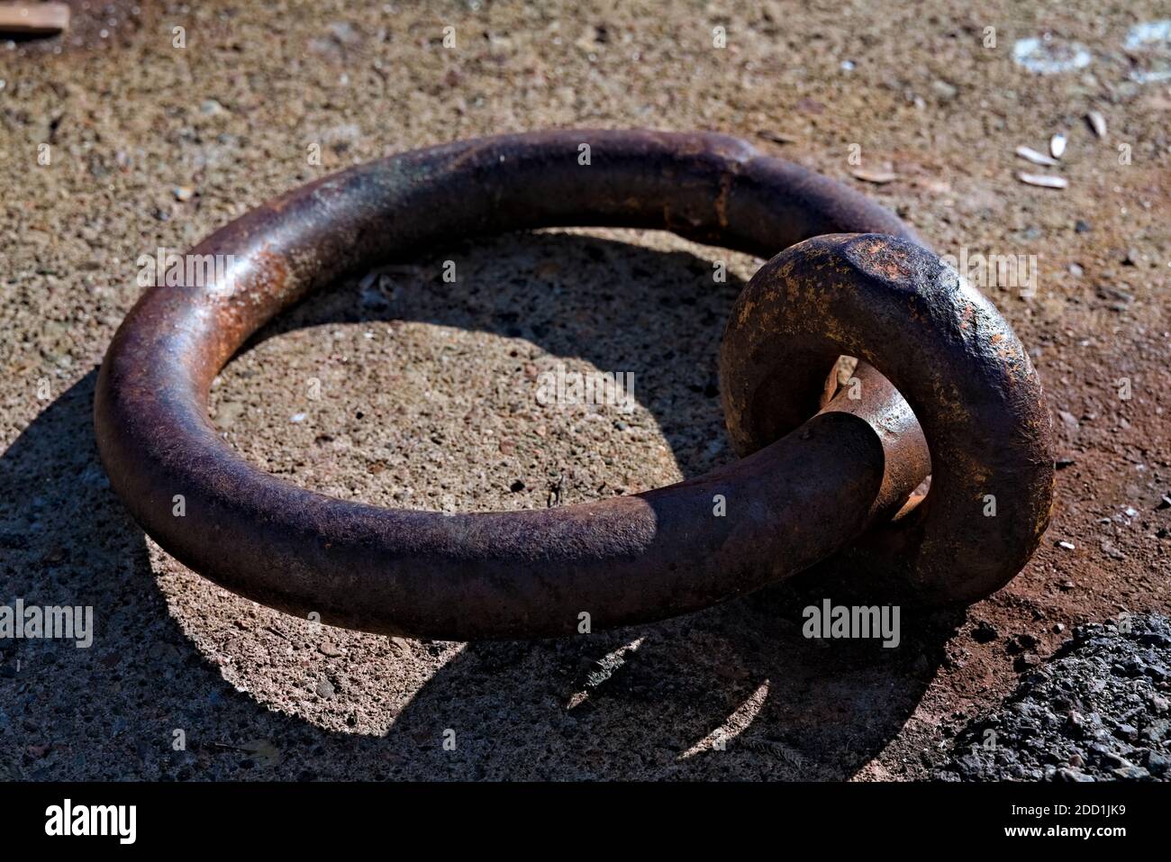 Grande anello di ferro arrugginito utilizzato per ormeggiare le navi nel  porto Foto stock - Alamy