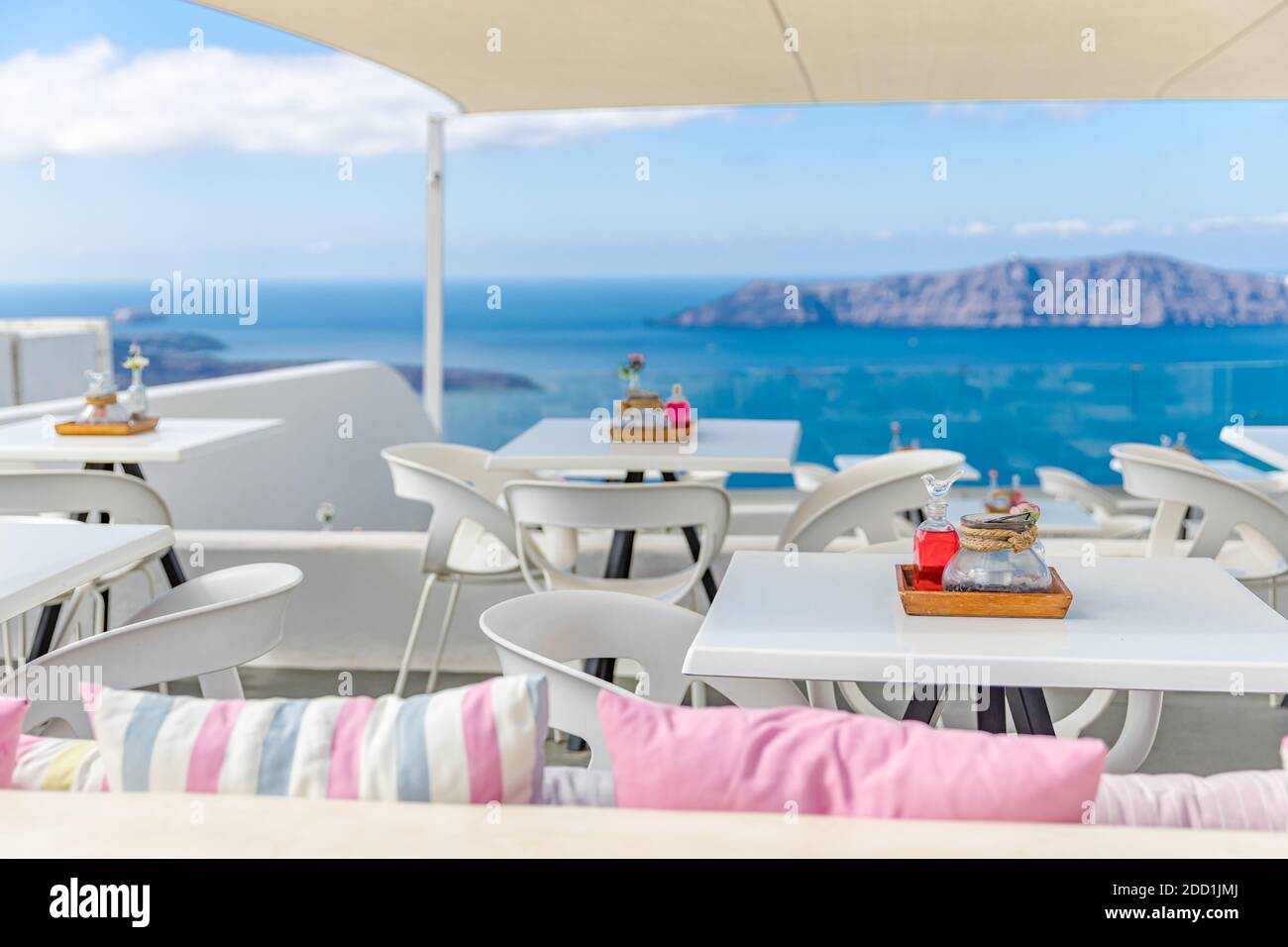 Santorini cafe, ristorante sulla terrazza con vista sul mare, Santorini isola, Cicladi, Grecia. Vacanze estive, viaggi, ristorante all'aperto, vista romantica Foto Stock