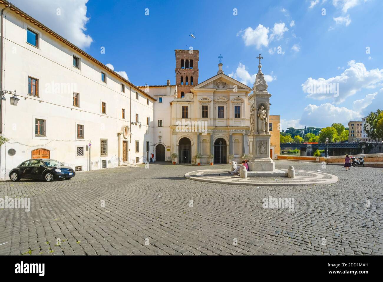 La Basilica di San Bartolomeo all Isola Tiberina in città o a Roma Italia in una giornata di sole come un elicottero vola tettuccio Foto Stock
