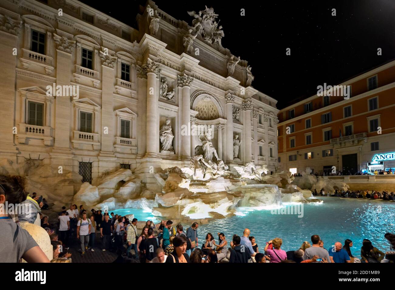La sera si può ammirare la Fontana di Trevi illuminata progettata dal Bernini, affollata di turisti nel centro storico di Roma. Foto Stock