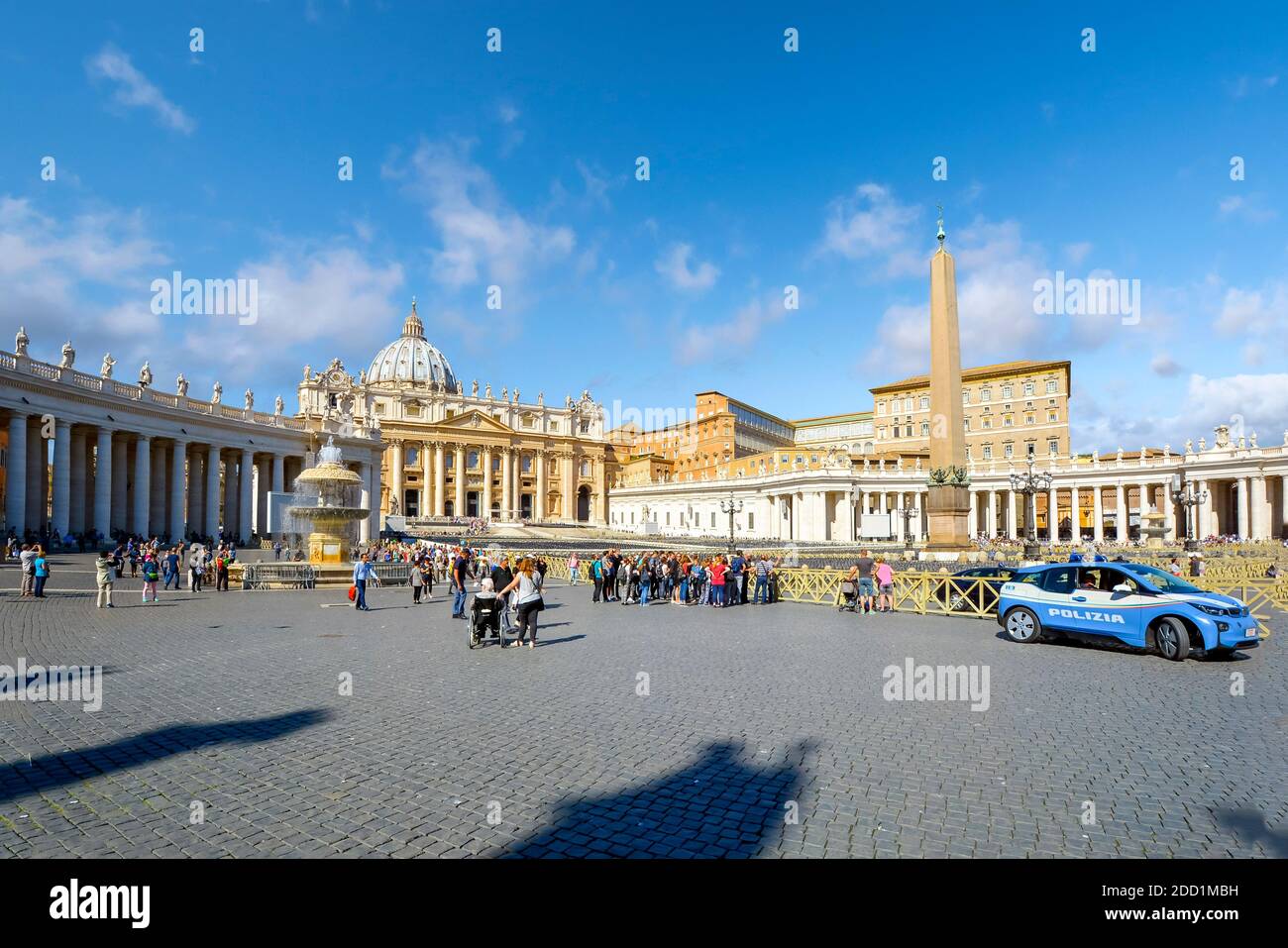 I turisti potranno trascorrere una giornata estiva in Piazza San Pietro Di fronte alla Basilica di San Pietro nella Città del Vaticano Foto Stock