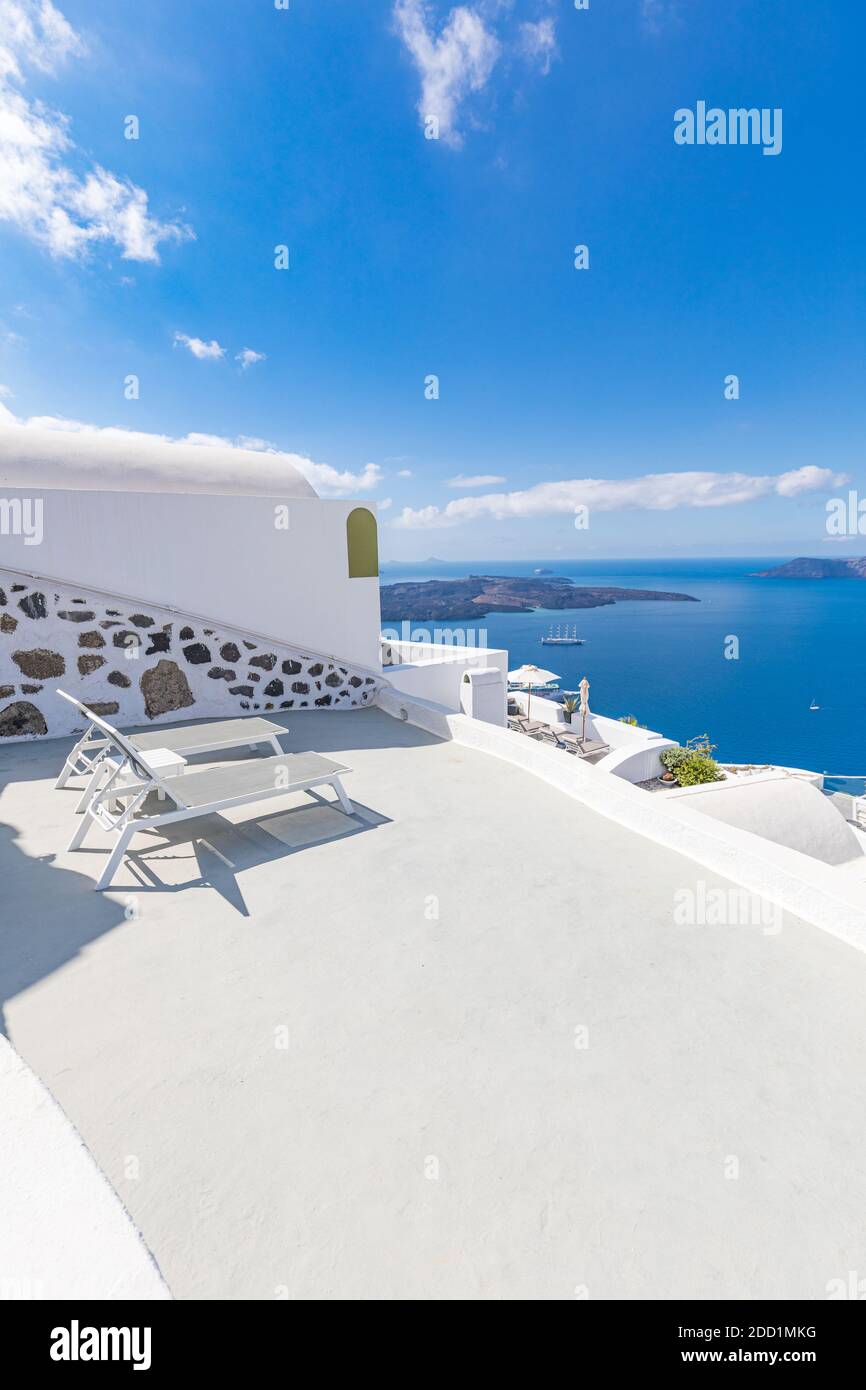 Incredibile paesaggio di Fira, architettura bianca caldera vista Santorini, Grecia, navi da crociera. Cielo blu, meraviglioso umore estivo, vacanza soleggiata, vacanza Foto Stock