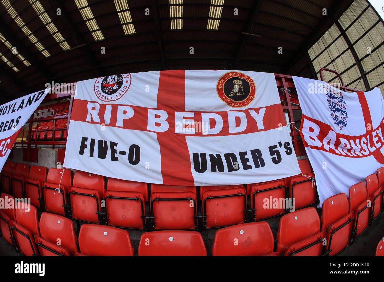 La bandiera di Barnsley con R.I.P Beddy è posta sulle ringhiere in Stand Ponty End a Oakwell Foto Stock