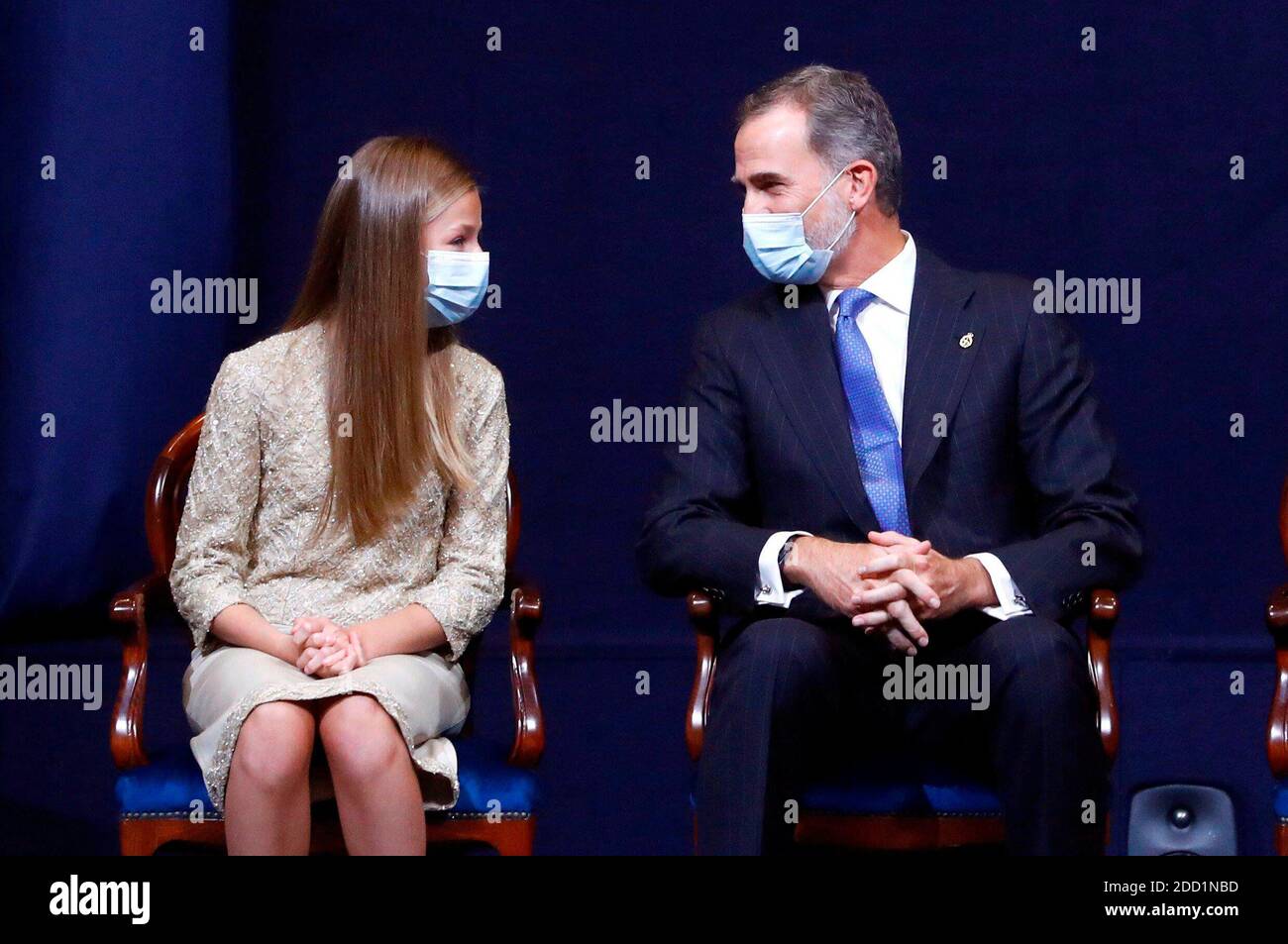 La Principessa ereditaria spagnola Leonor (L) e il Re Felipe VI presiede la cerimonia del Premio Principessa delle Asturie 2020 tenutasi all'Hotel la Reconquista, a Oviedo, Spagna, il 16 ottobre 2020. EFE/ Ballesteros POOL Credit: CORDON PRESS/Alamy Live News Foto Stock