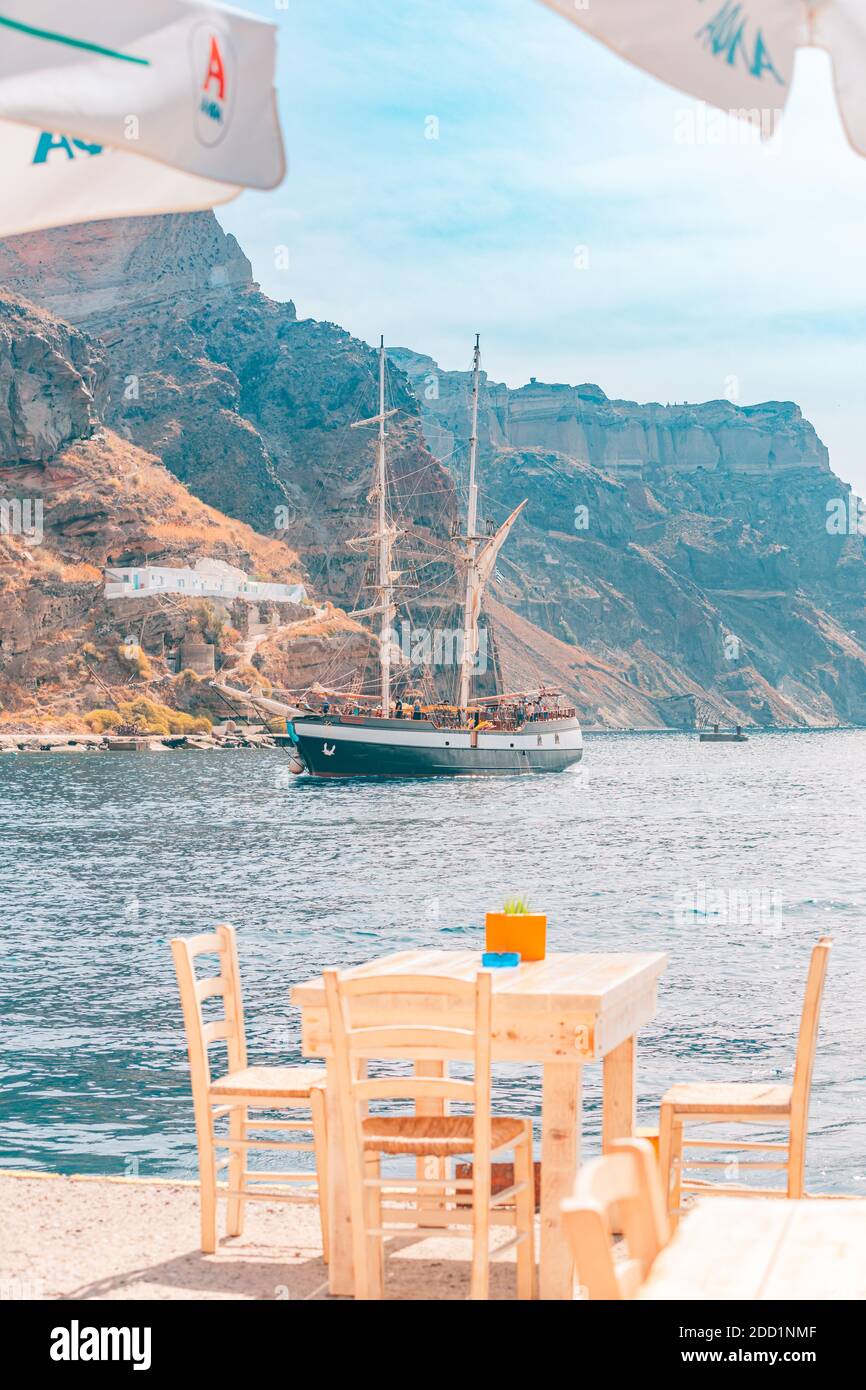 Grande yacht in legno ancorato nel porto di Santorini, Grecia. Santorini barche vulcano paesaggio, turismo di viaggio estivo, paesaggio ricreativo Foto Stock