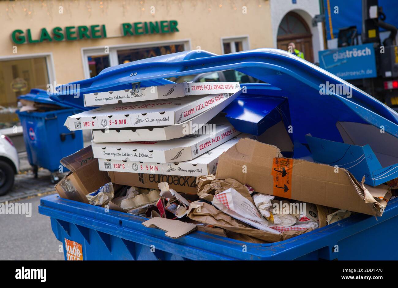 Monaco, Germania. 23 Nov 2020. Nel distretto di Haidhausen sono disponibili contenitori per la raccolta dei rifiuti di carta in eccesso. Credit: Peter Kneffel/dpa/Alamy Live News Foto Stock