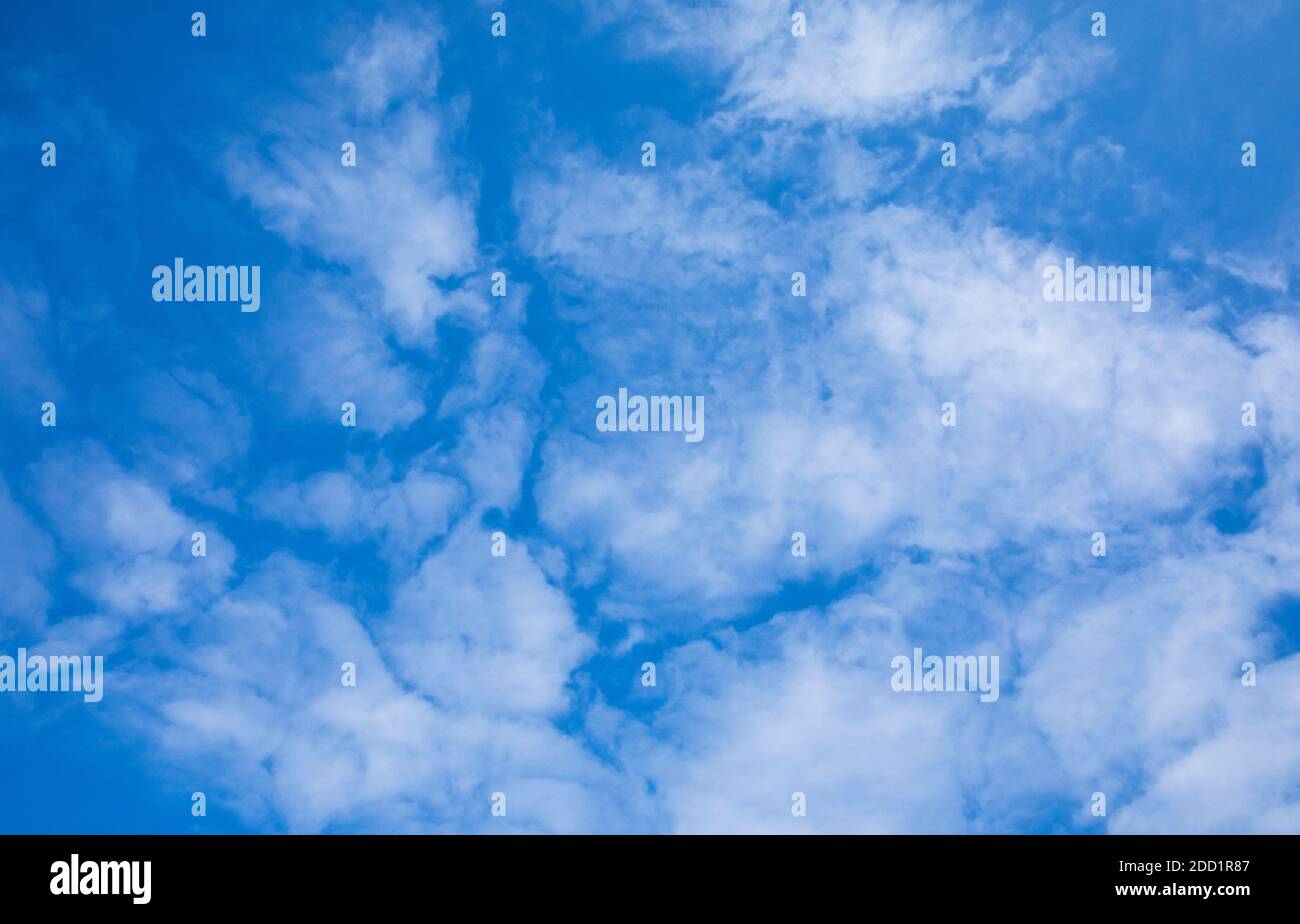 Nuvole sottili immagini e fotografie stock ad alta risoluzione - Alamy