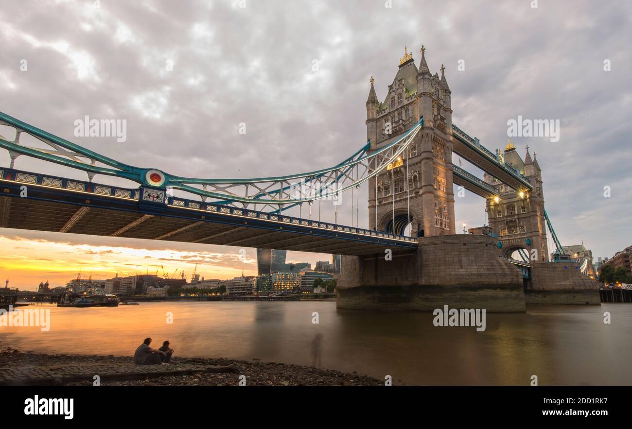 Tramonto al Tower Bridge e al Tamigi a Londra, Inghilterra. Foto Stock