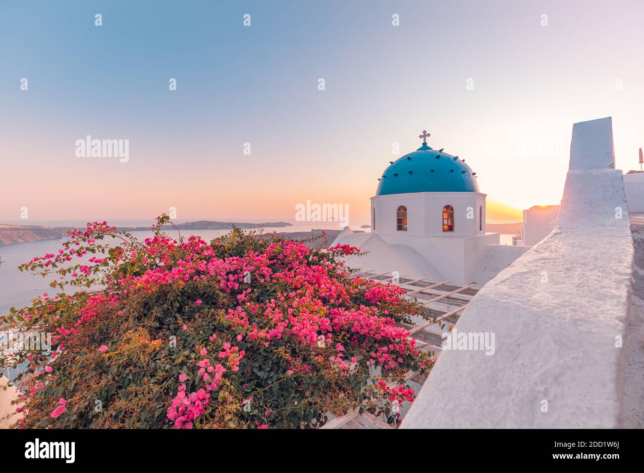 Architettura di lavaggio bianco sull'isola di Santorini, Grecia. La vista verso il mare Caldera con rilassante estate viaggio vacanza umore, vibrazioni. Coppia d'amore romantica Foto Stock