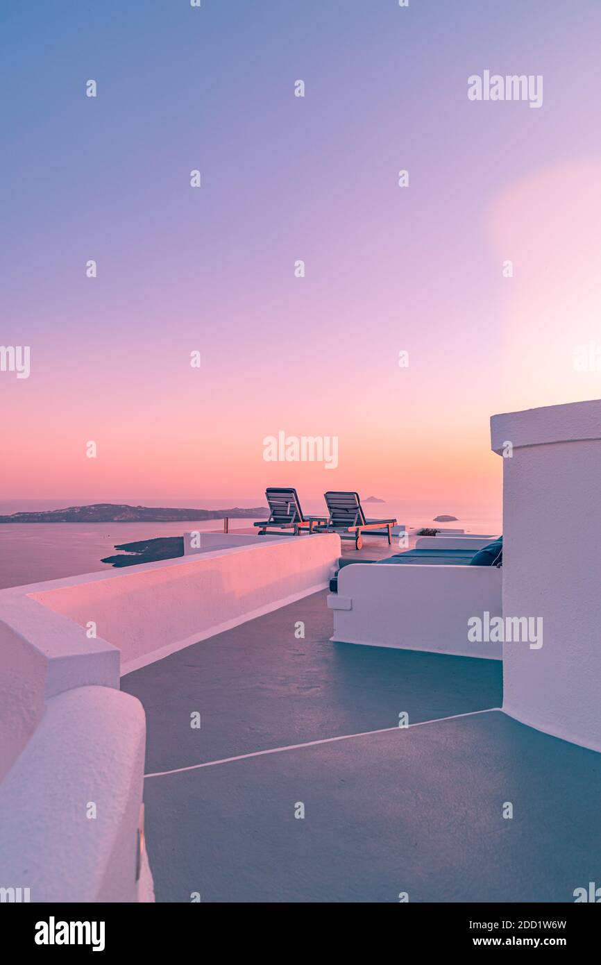 Architettura di lavaggio bianco sull'isola di Santorini, Grecia. La vista verso il mare Caldera con rilassante estate viaggio vacanza umore, vibrazioni. Coppia d'amore romantica Foto Stock