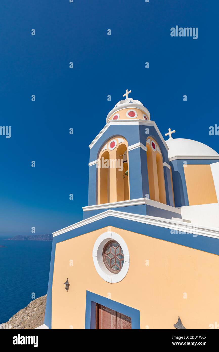 Architettura di lavaggio bianco sull'isola di Santorini, Grecia. La vista verso il mare Caldera con rilassante estate viaggio vacanza umore, vibrazioni. Coppia d'amore romantica Foto Stock
