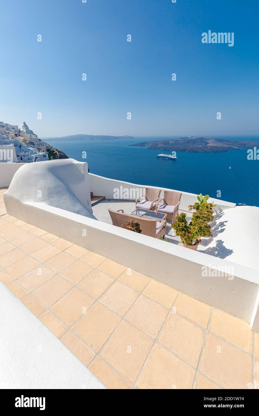 Architettura di lavaggio bianco sull'isola di Santorini, Grecia. La vista verso il mare Caldera con rilassante estate viaggio vacanza umore, vibrazioni. Coppia d'amore romantica Foto Stock