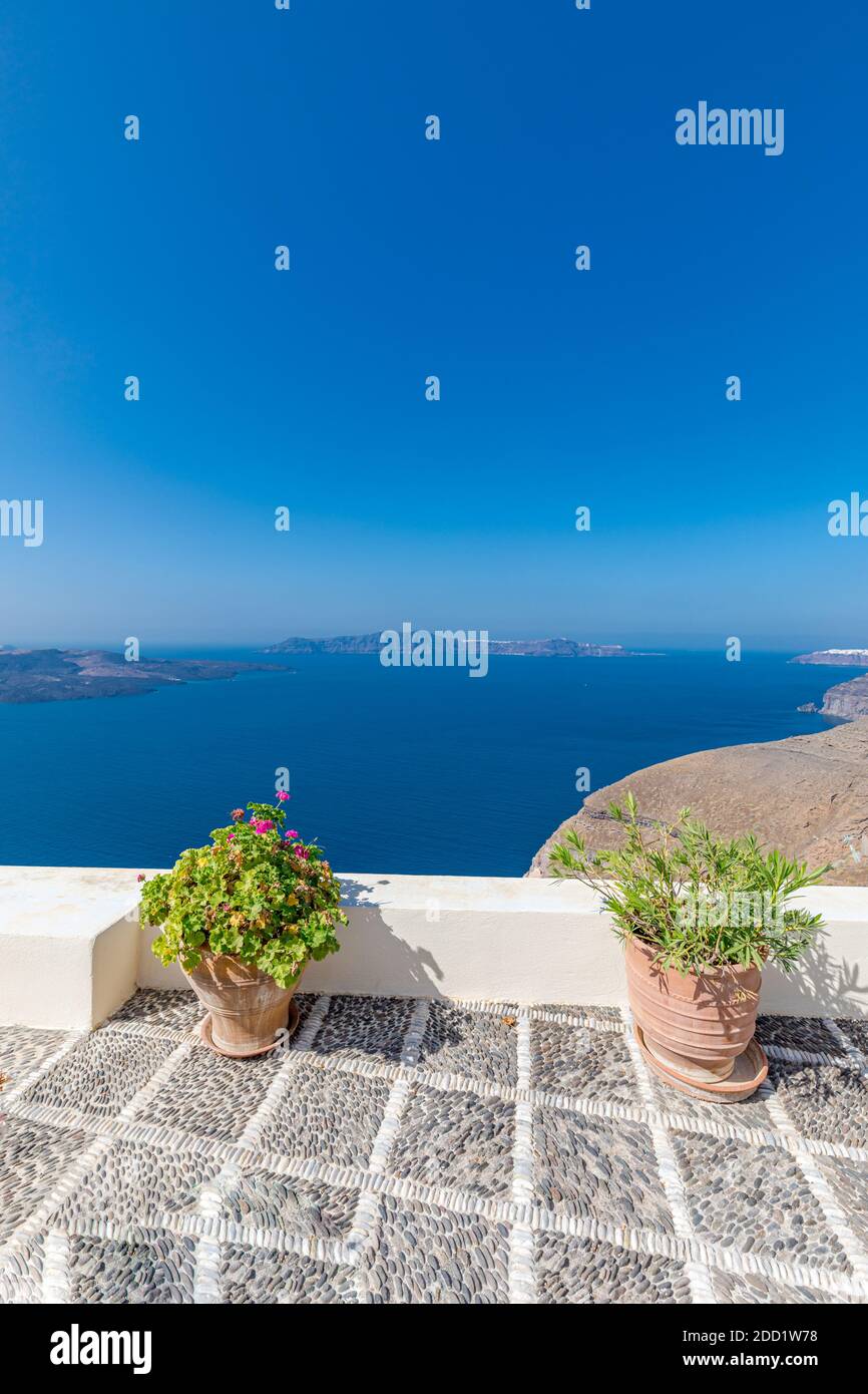 Architettura di lavaggio bianco sull'isola di Santorini, Grecia. La vista verso il mare Caldera con rilassante estate viaggio vacanza umore, vibrazioni. Coppia d'amore romantica Foto Stock