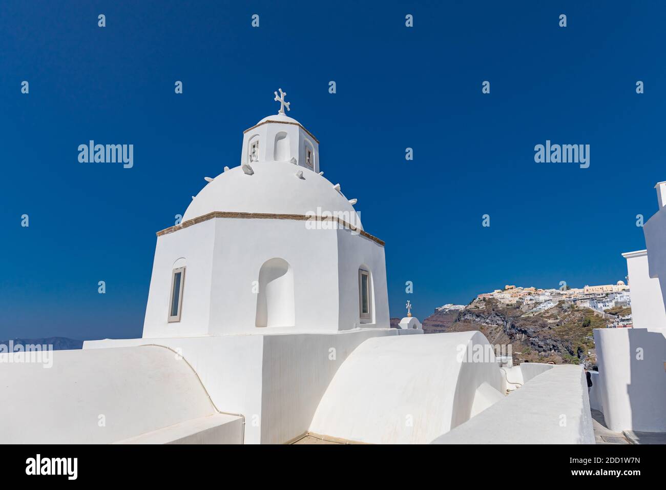 Architettura di lavaggio bianco sull'isola di Santorini, Grecia. La vista verso il mare Caldera con rilassante estate viaggio vacanza umore, vibrazioni. Coppia d'amore romantica Foto Stock