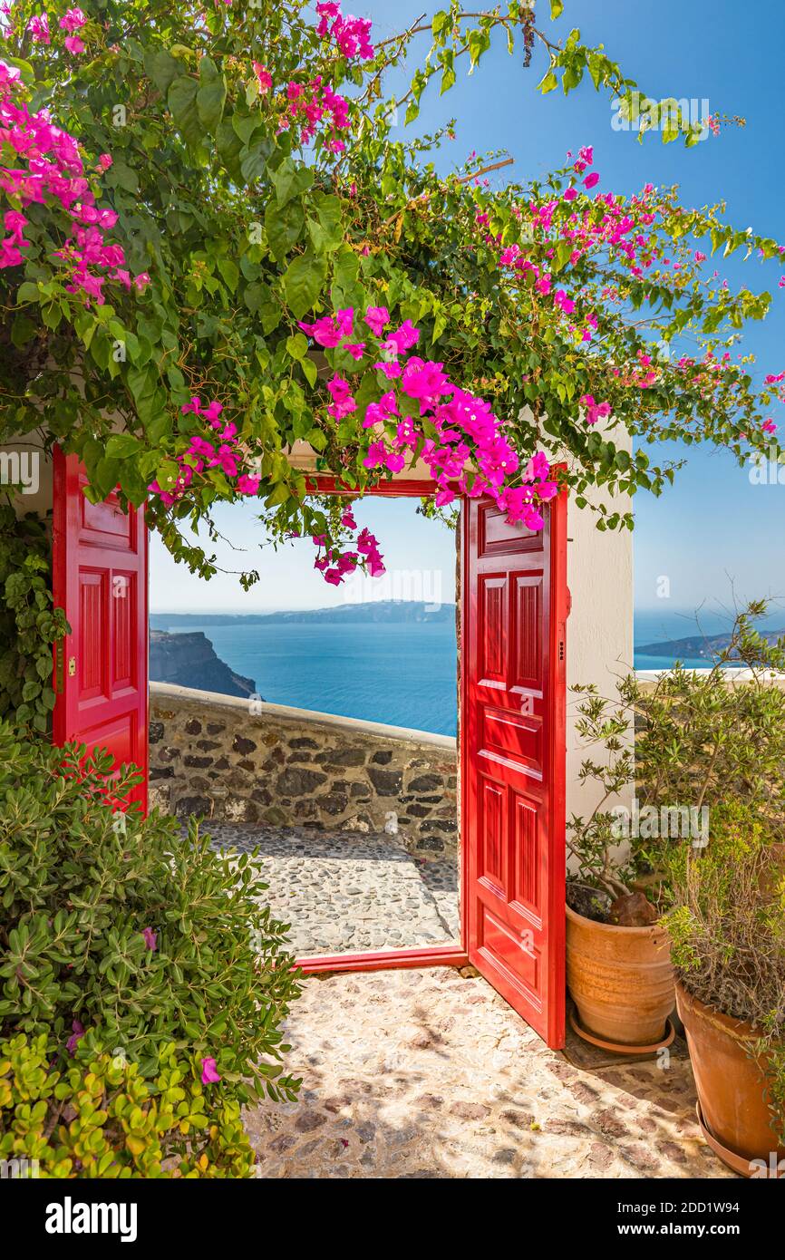 Architettura di lavaggio bianco sull'isola di Santorini, Grecia. La vista verso il mare Caldera con rilassante estate viaggio vacanza umore, vibrazioni. Coppia d'amore romantica Foto Stock