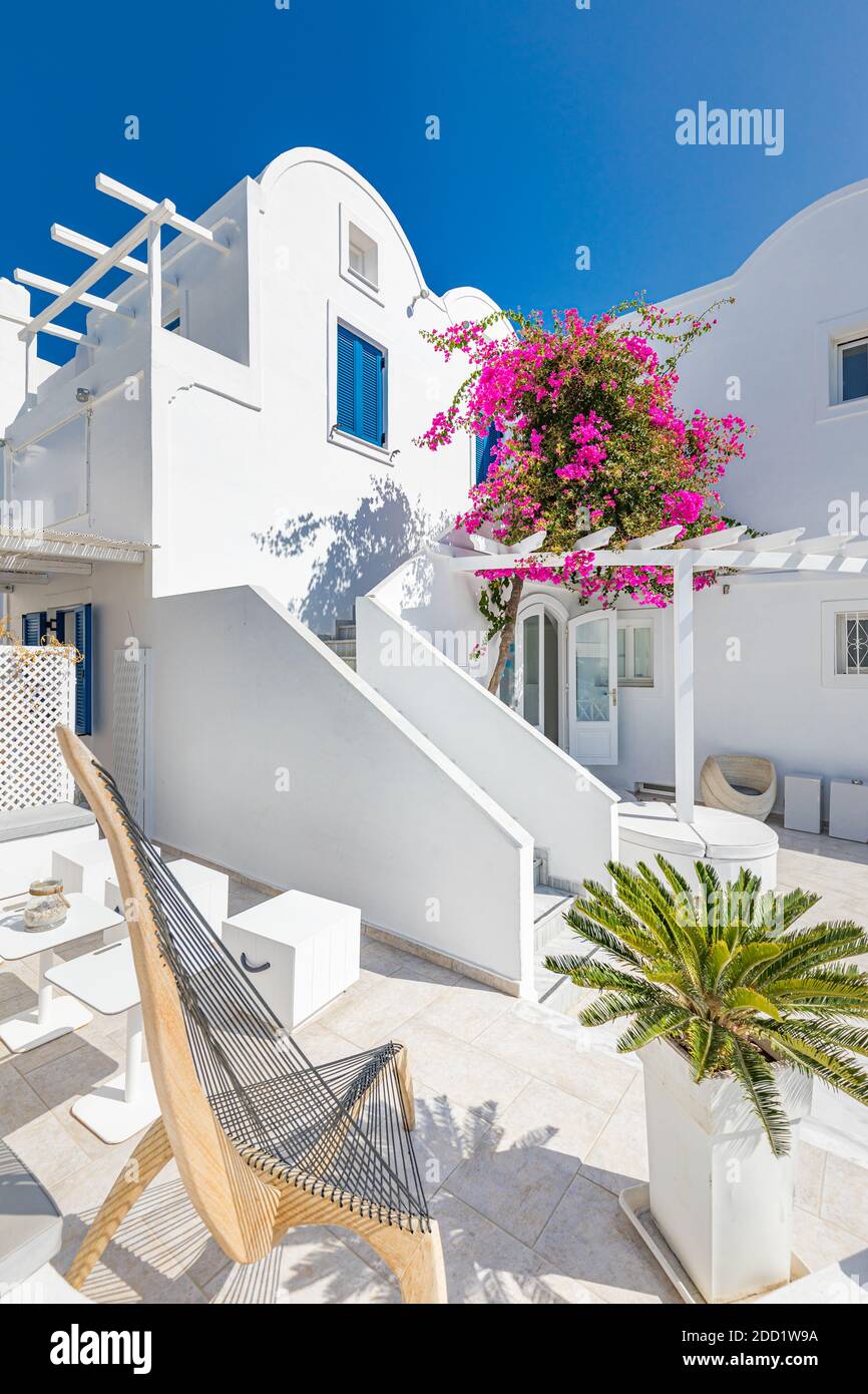 Architettura di lavaggio bianco sull'isola di Santorini, Grecia. La vista verso il mare Caldera con rilassante estate viaggio vacanza umore, vibrazioni. Coppia d'amore romantica Foto Stock