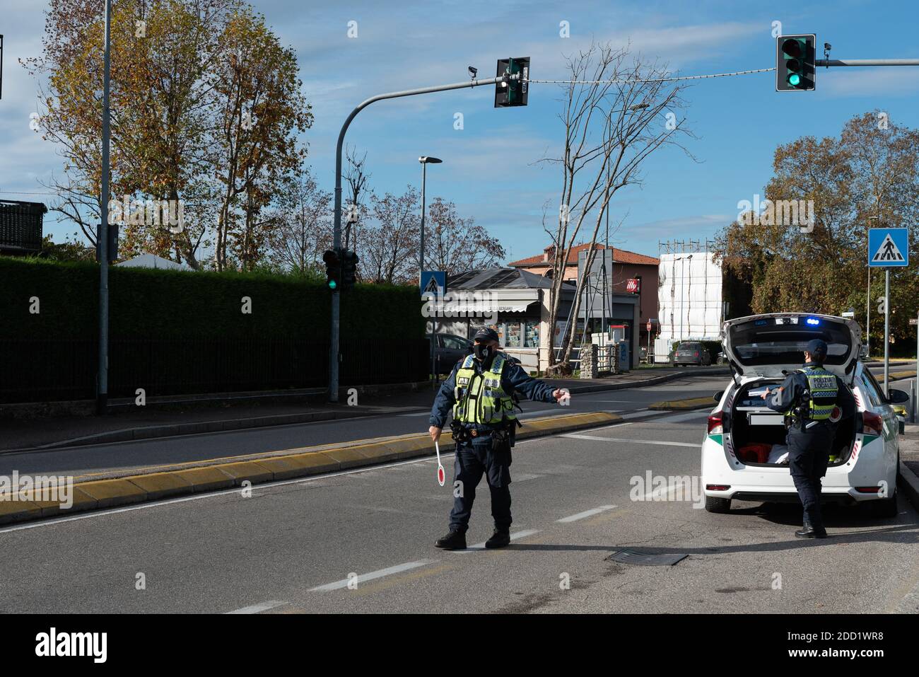 Bergamo, Italia 20 novembre 2020. La polizia urbana del comune di Seriate effettua controlli anti-covid-19 durante il blocco in Lombardia, Italia Foto Stock