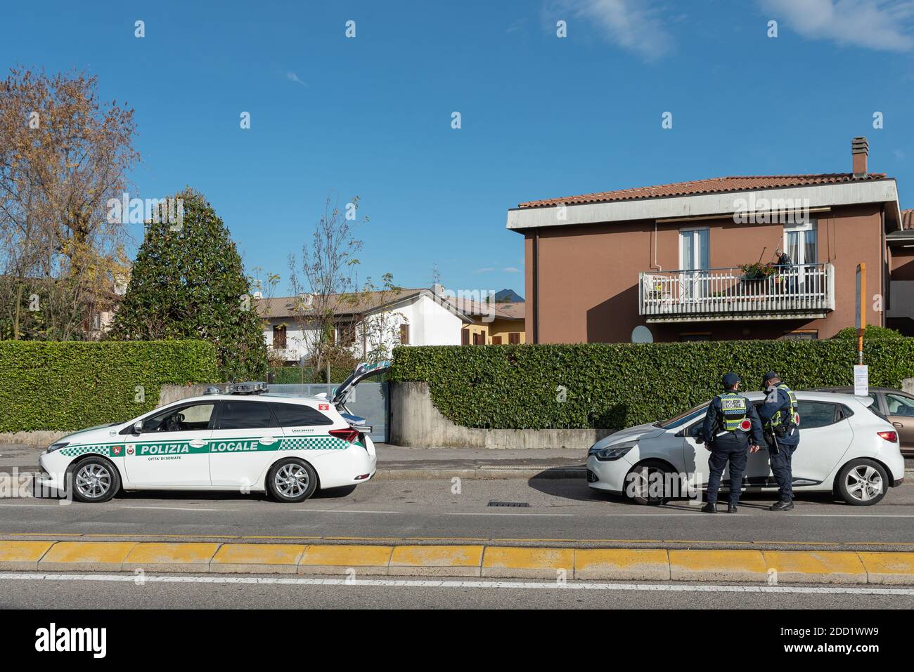 Bergamo, Italia 20 novembre 2020. La polizia urbana del comune di Seriate effettua controlli anti-covid-19 durante il blocco in Lombardia, Italia Foto Stock