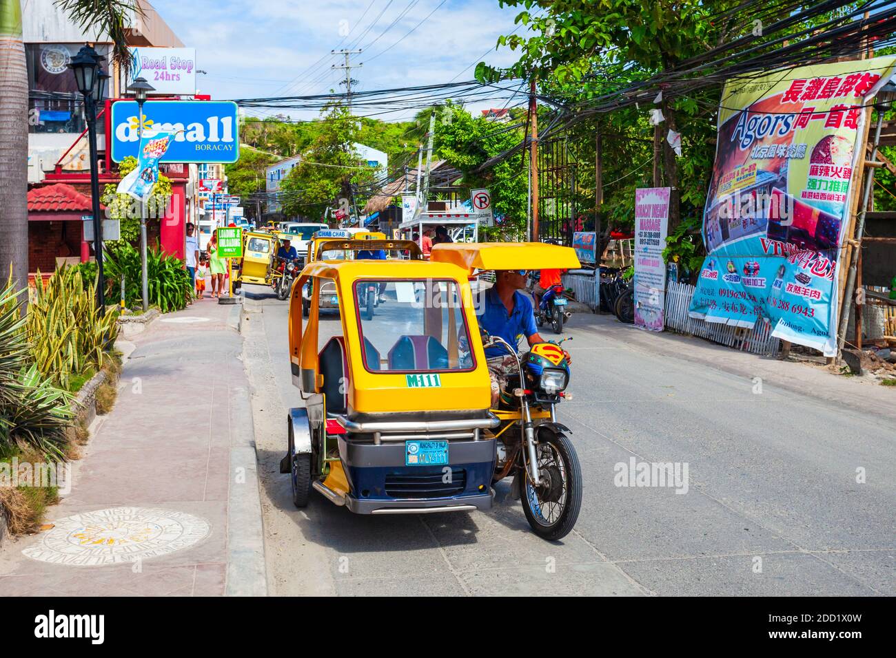 BORACAY, FILIPPINE - 04 MARZO 2013: Triciclo alla strada principale dell'isola di Boracay. Triciclo è un molto popolare trasporto pubblico di taxi nelle Filippine. Foto Stock