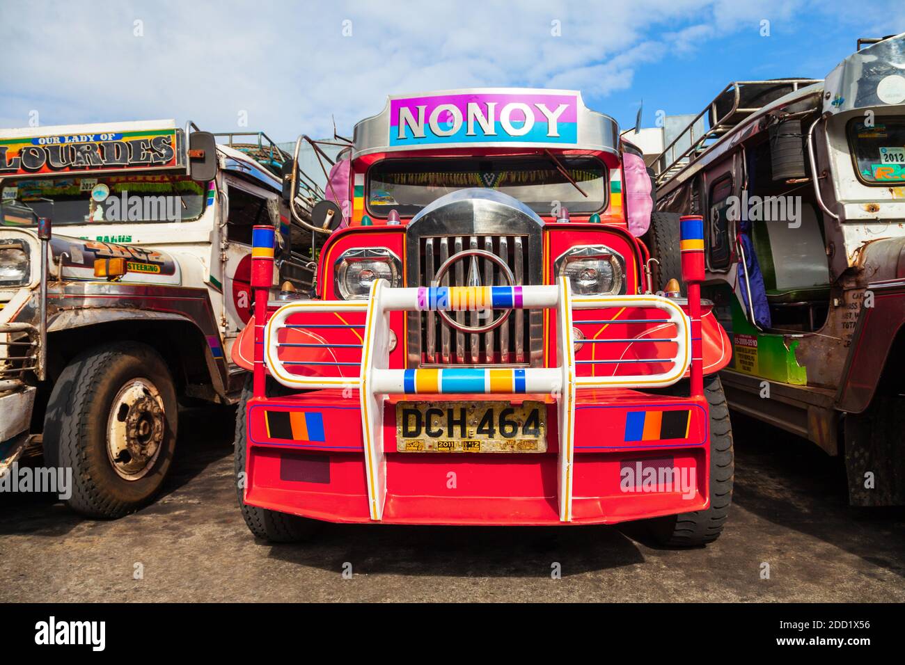 MANILA, FILIPPINE - 26 FEBBRAIO 2013: I jeepneys sono mezzi pubblici popolari nelle Filippine, hanno fatto da vecchie jeep militari degli Stati Uniti Foto Stock