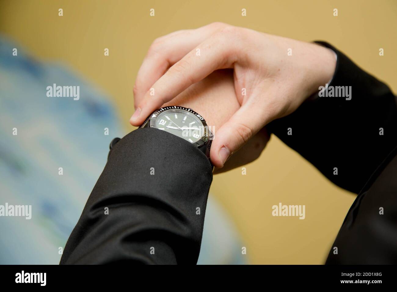 un maschio che indossa un orologio sulla sua mano sinistra e. toccare l' orologio con la mano destra Foto stock - Alamy