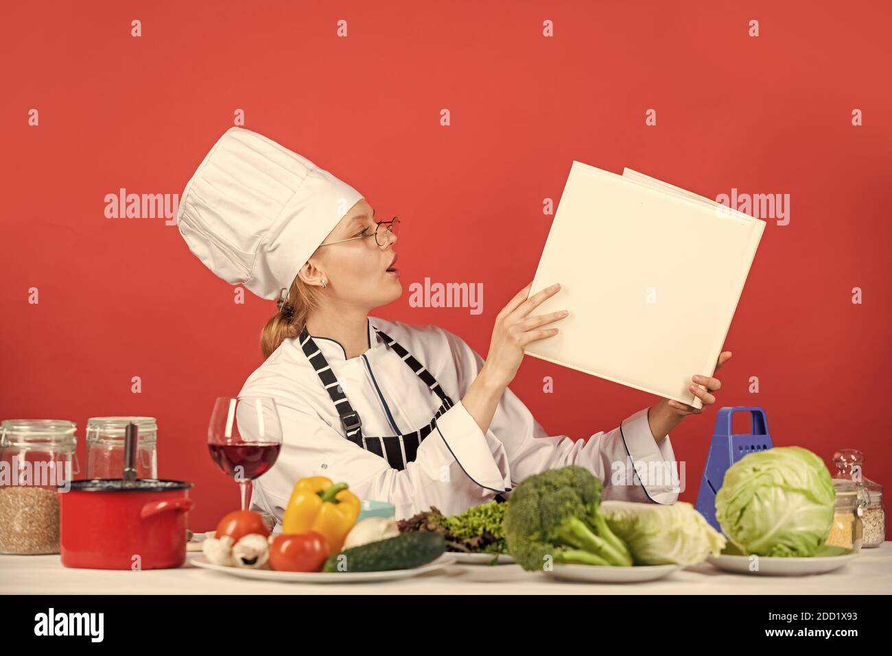 vi troverete in buona salute. istruzioni culinarie in internet. design del menu del ristorante. lezione di maestro per il processo di cottura dell'arte culinaria. cucina gourmet da parte dello chef. concetto per cucinare a casa. chef donna alla ricerca di ricette. Foto Stock