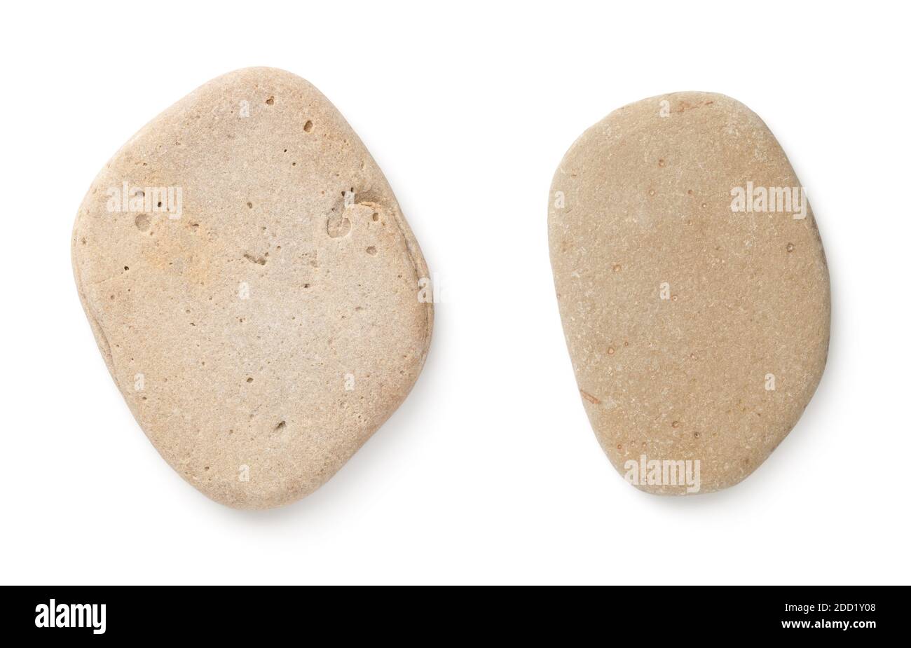 Due pietre beige isolate su sfondo bianco. Rocce di mare lisce. Vista dall'alto Foto Stock