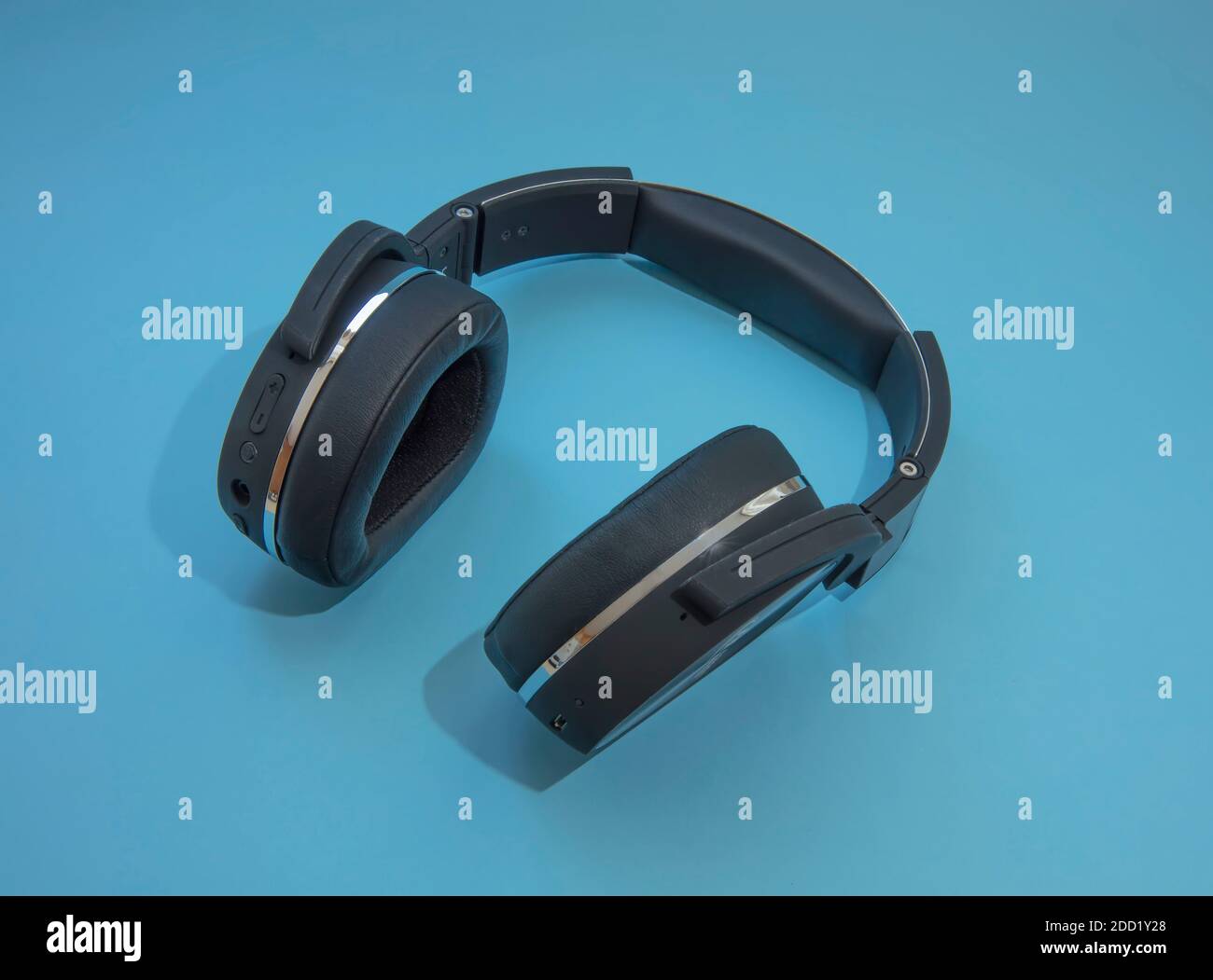 Cuffie isolato sfondo blu studio Foto Stock