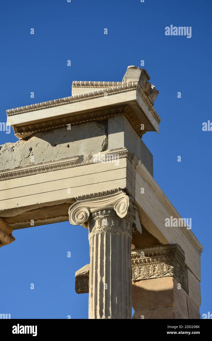 Colonna ionica e entablature dell'Erechtheion, Acropoli di Atene, Grecia Foto Stock