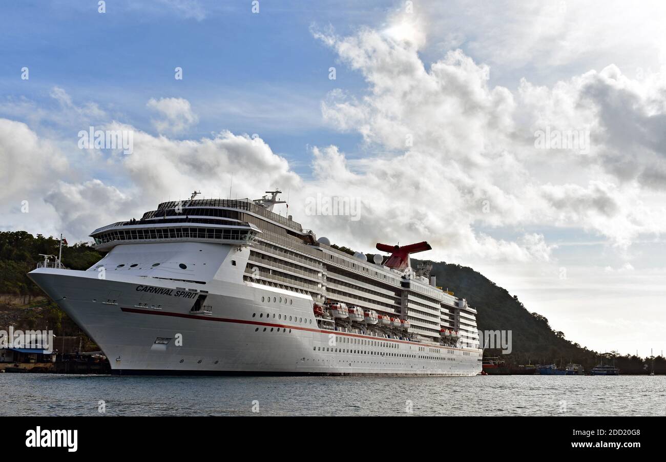 La nave da crociera Carnival Spirit attraccata a Port Villa, Vanuatu nel Sud Pacifico. Le nuvole sembrano illuminarsi alla luce del sole. Foto Stock