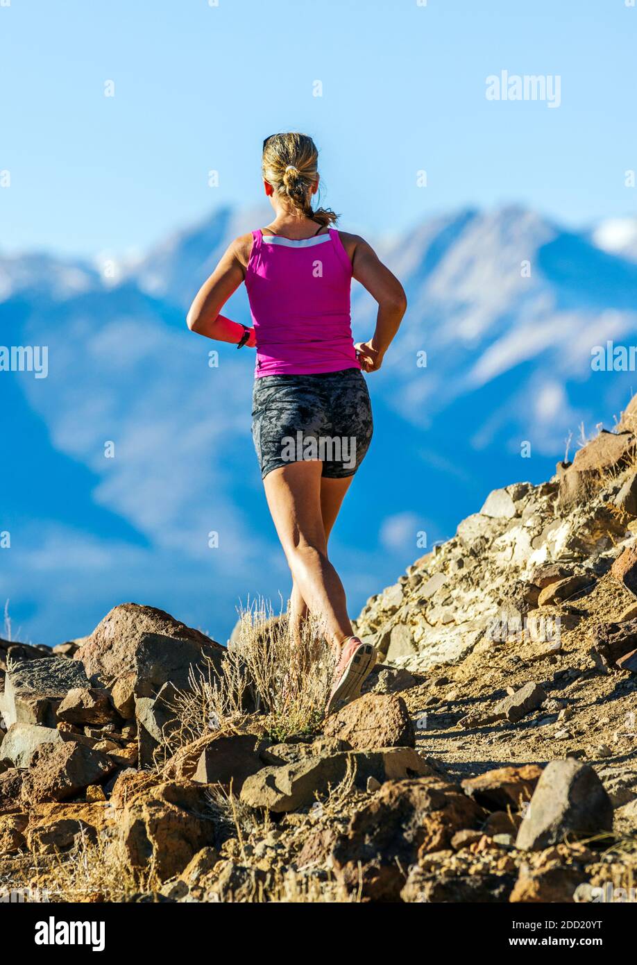 Bella fit donna di mezza età che corre su sentieri di montagna; Salida; Colorado; USA Foto Stock