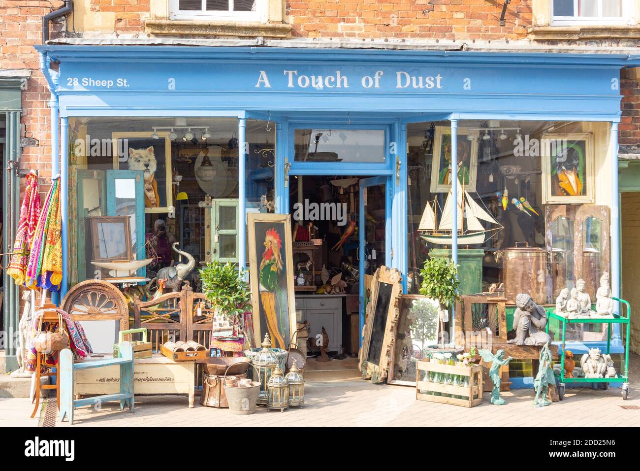 Negozio di antiquariato 'a Touch of Dust', Sheep Street, Shipston-on-Stour, Warwickshire, Inghilterra, Regno Unito Foto Stock