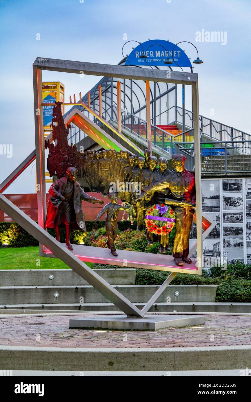 Aspettami la scultura di Daddy, gli artisti Veronica e Edwin Dam de Nogales dopo una foto di Claude Detloff, New Westminster, British Columbia, Canada Foto Stock