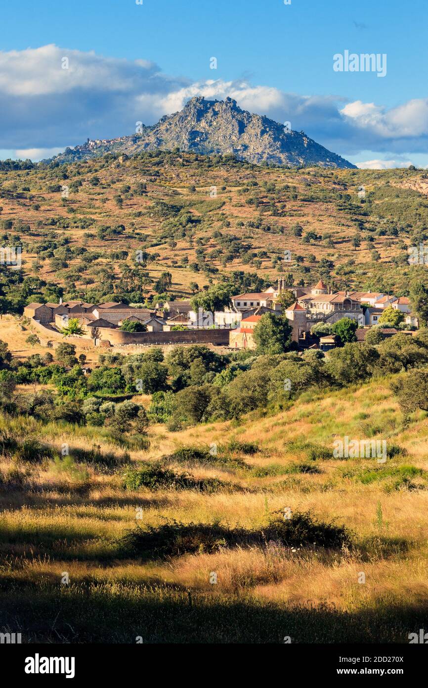 Bella vista del villaggio storico di Idanha-a-Velha in Portogallo, con la montagna e il villaggio di Monsanto sullo sfondo. Foto Stock