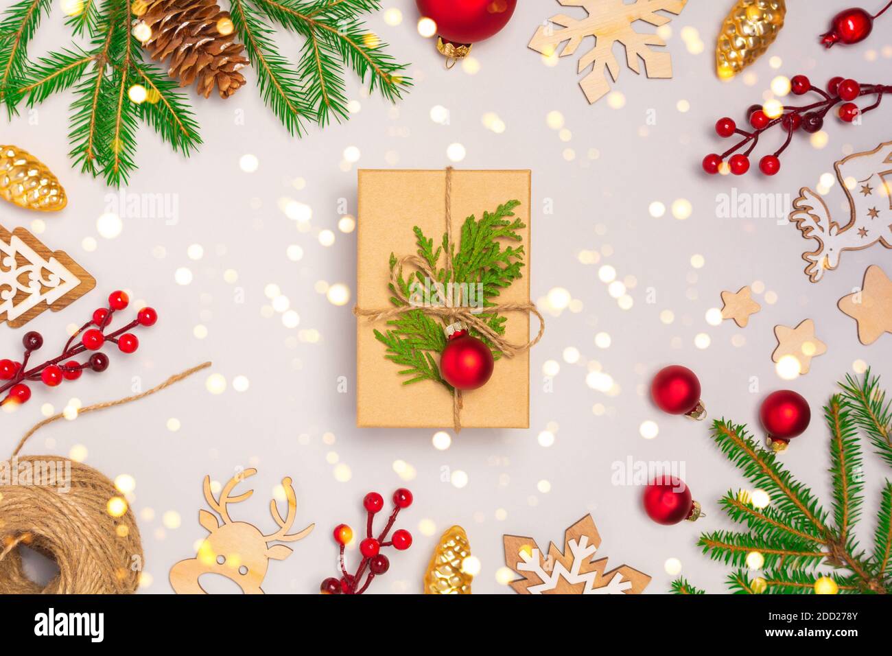 Sfondo bianco con baubles e presenta regalo in scatola artigianale con decorazioni e luci. Zero rifiuti di Natale, Capodanno Consept. Disposizione flay, vista dall'alto Foto Stock