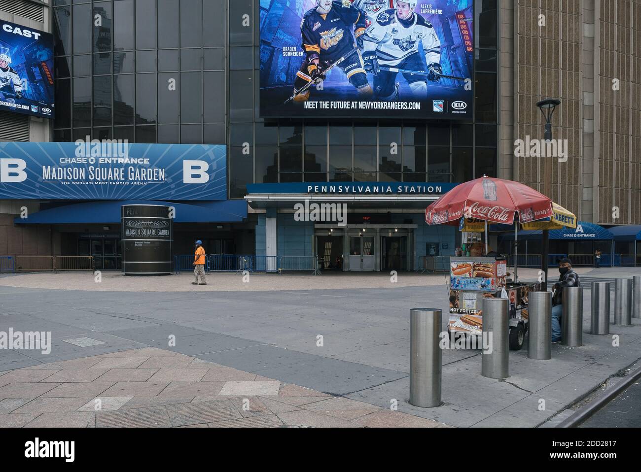 Manhattan, New York. 22 ottobre 2020. Cibo stand fuori l'ingresso della Pennsylvania Station nel centro città. Foto Stock