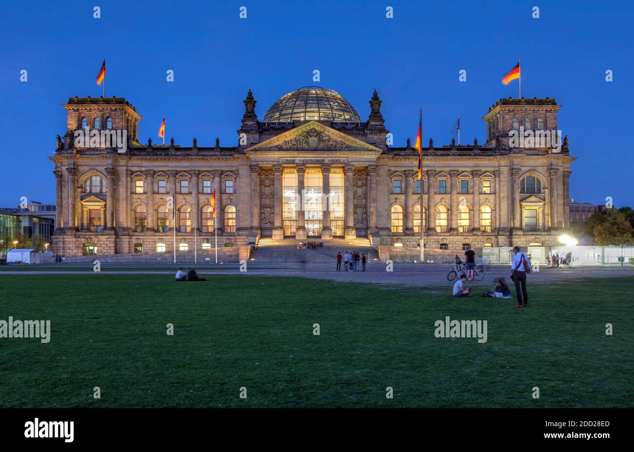 Immagine notturna dell'edificio del Reichstag a Berlino, in Germania, che oggi ospita il Parlamento tedesco, o il Bundestag. Foto Stock