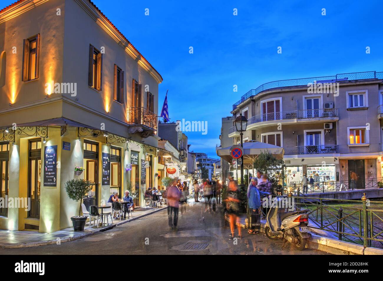 Scena notturna in piazza Lysikrates, nel quartiere di Plaka, ai piedi dell'Acropoli in Grecia. Foto Stock