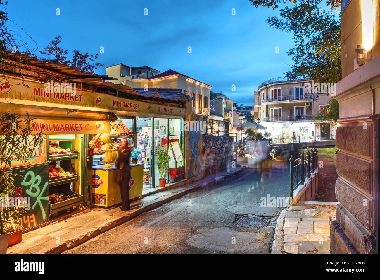 Scena notturna di strada in piazza Lysikrates nel quartiere di Plaka ai piedi dell'Acropoli in Grecia. Foto Stock