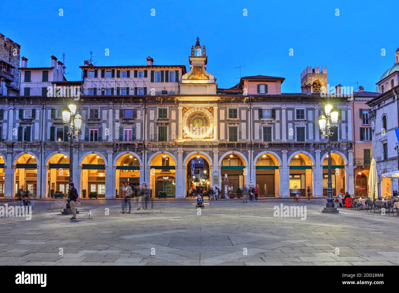 Scena crepuscolare in Piazza della Loggia, Brescia, Italia con la Torre Astronomica sul lato est. Foto Stock