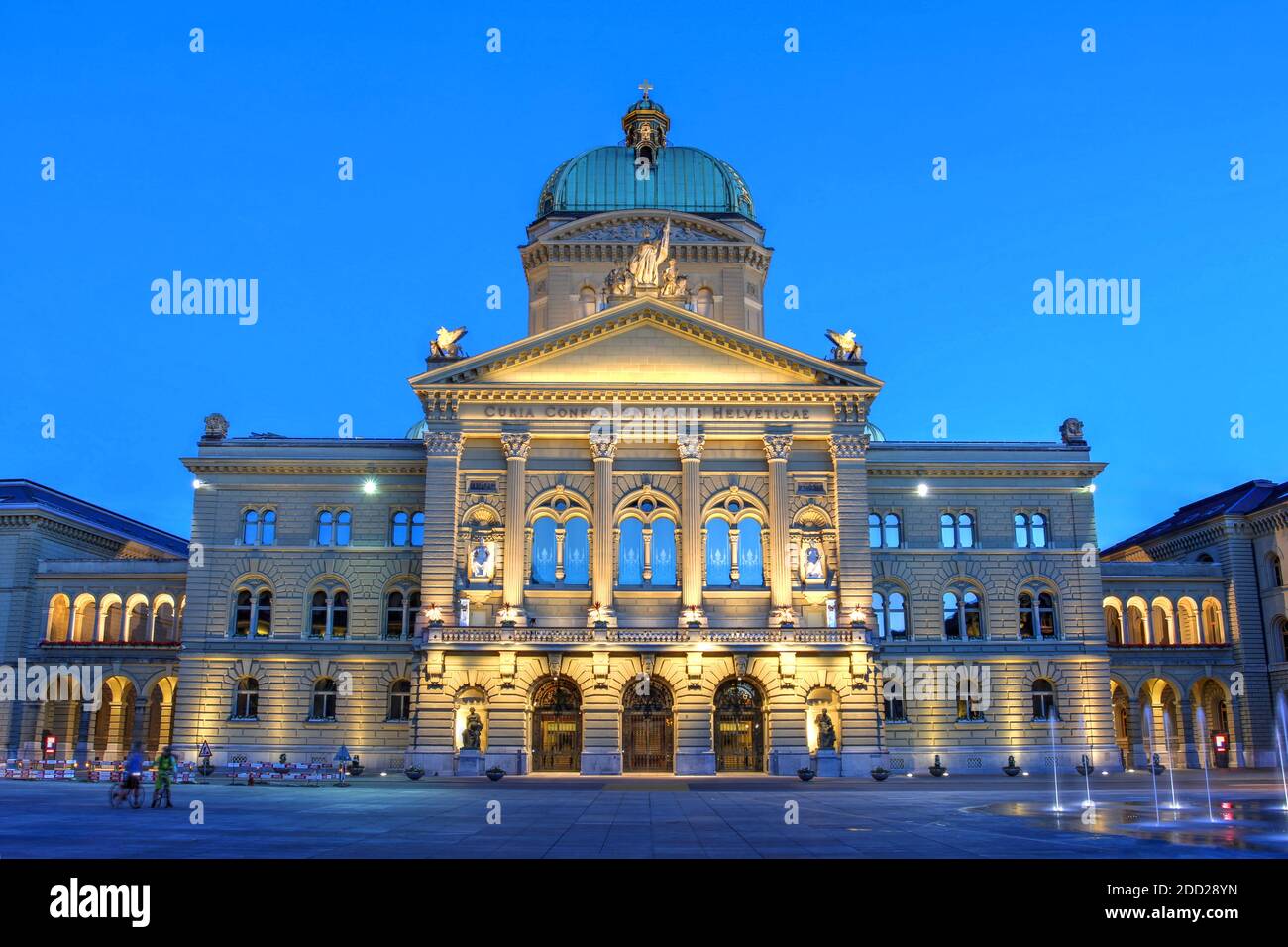 Immagine notturna del Palazzo federale (sede dell'Assemblea federale e del Consiglio federale) a Berna, Svizzera Foto Stock