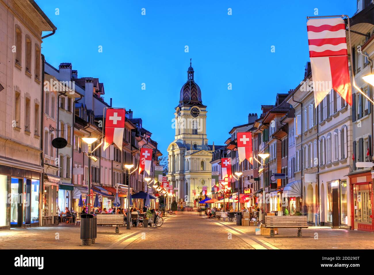 Scena notturna lungo la Grand Rue a Morges, Svizzera, con Temple de Morges sullo sfondo. Foto Stock