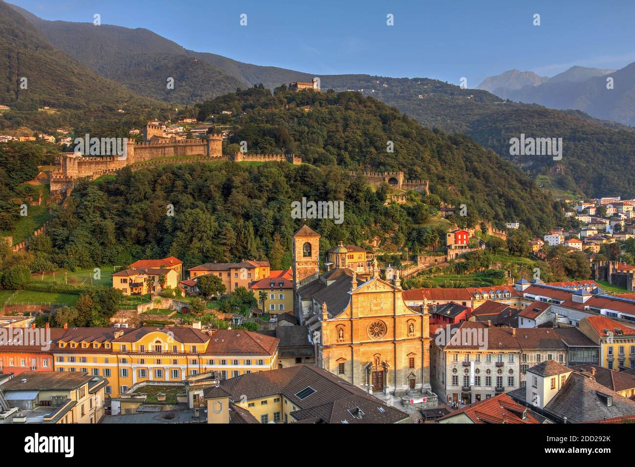 Veduta aerea durante l'ora di volo della capitale del Cantone Ticino in Svizzera - Bellinzona, con due castelli della città: Montebello e Sass Foto Stock
